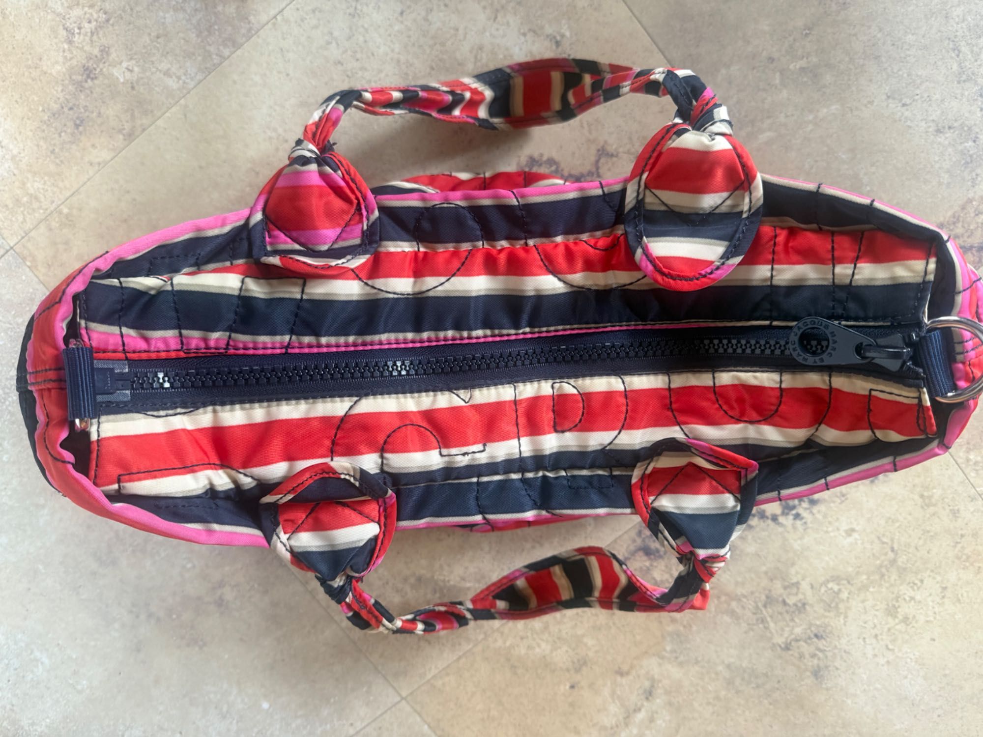 Torba Marc Jacobs wykonana z grubej tkaniny odpornej na deszcz