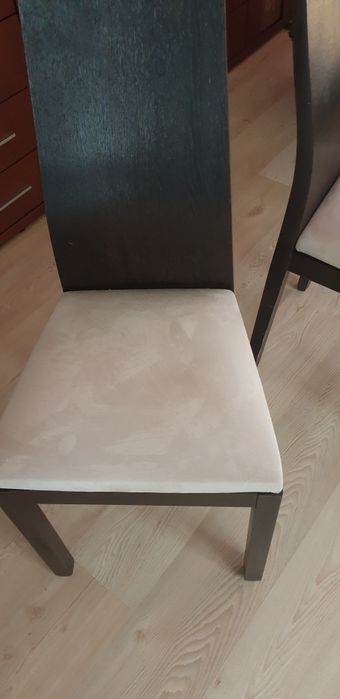 Dwa drewniane krzesła