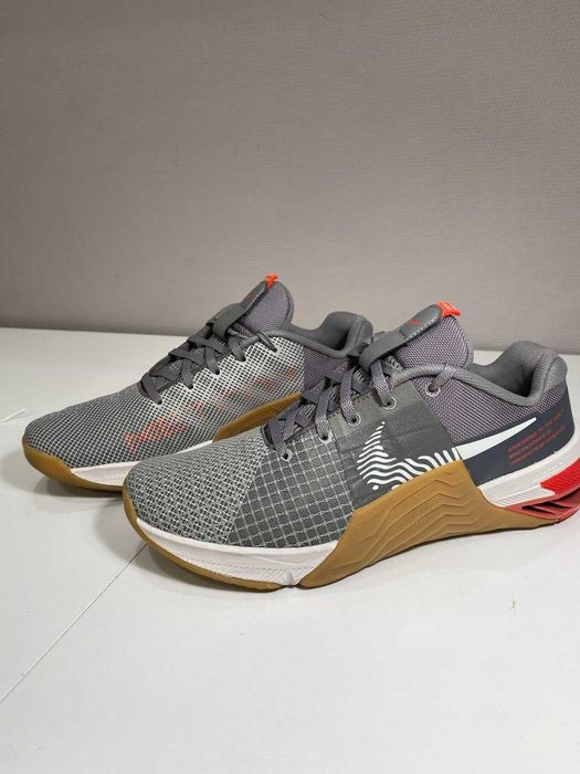 Кросівки Versace, Bottega Veneta, Nike все оригінальне