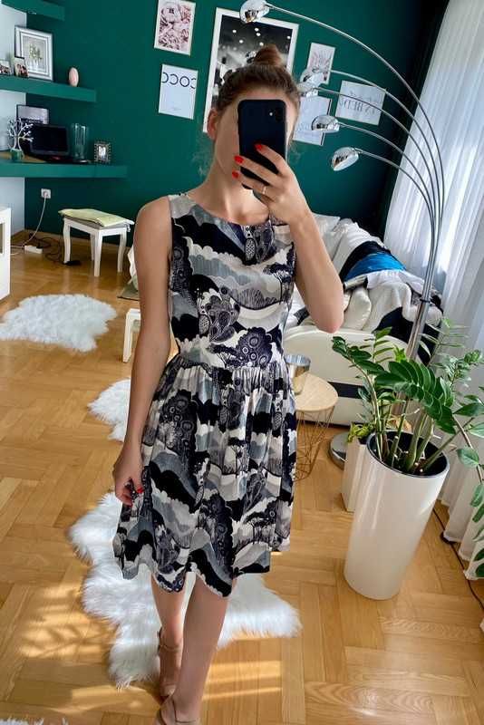 Elegancka sukienka marki SIMPLE