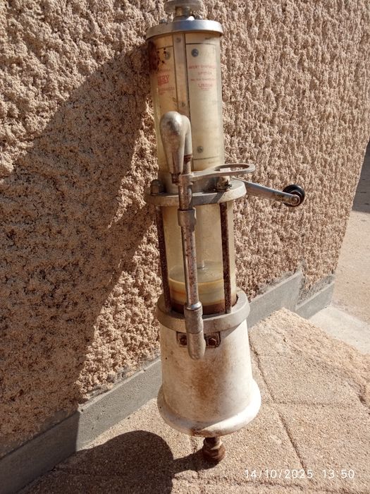 Bomba antiquíssima de medicação e extração do azeite