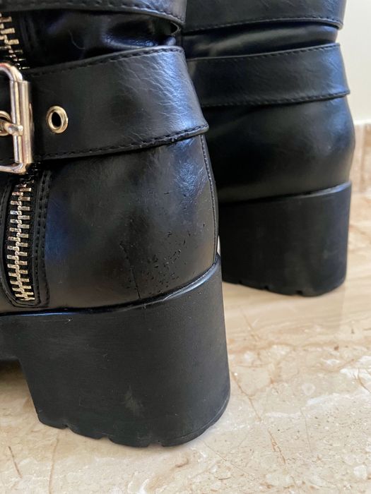 Botas pretas e douradas com salto (tamanho 40)