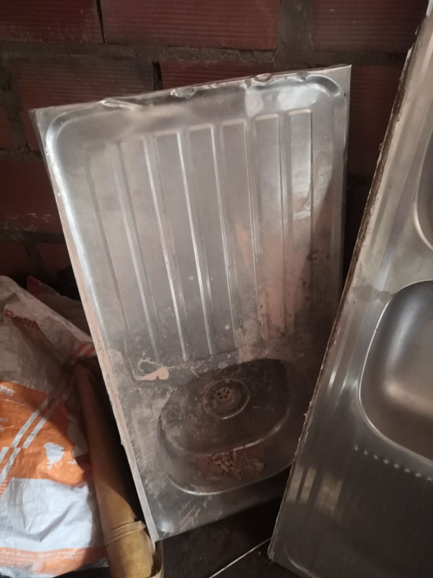 Duas pias de cozinha