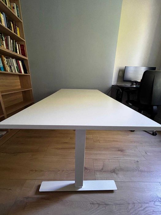Szerokie biurko (160 x 80) z regulacją wysokości Ikea Trotten – białe