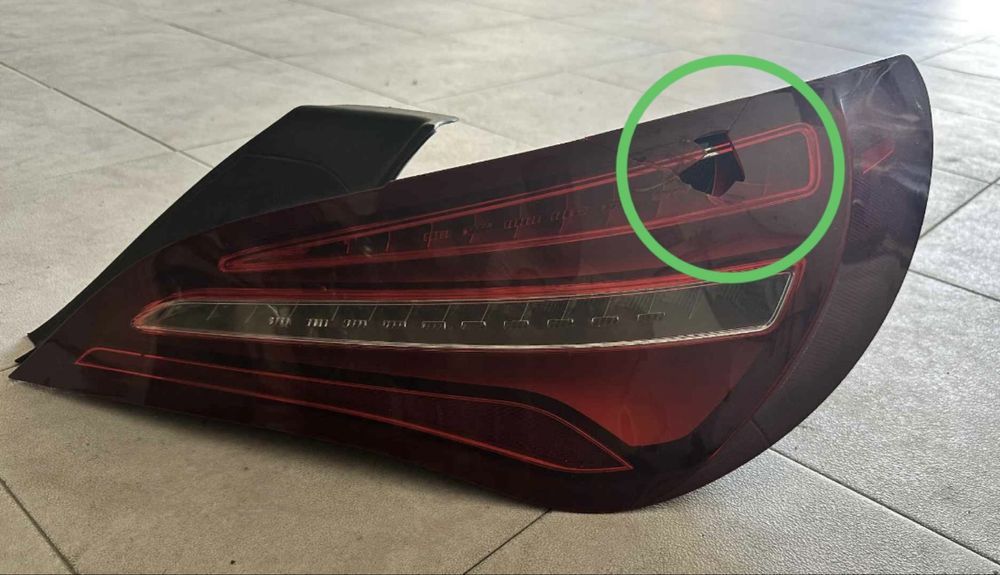 Farol trazeiro direito Mercedes CLA