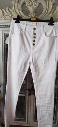 Biale bawelniane spodnie jeansowe z elastanem, uciagliwe, z guzikami