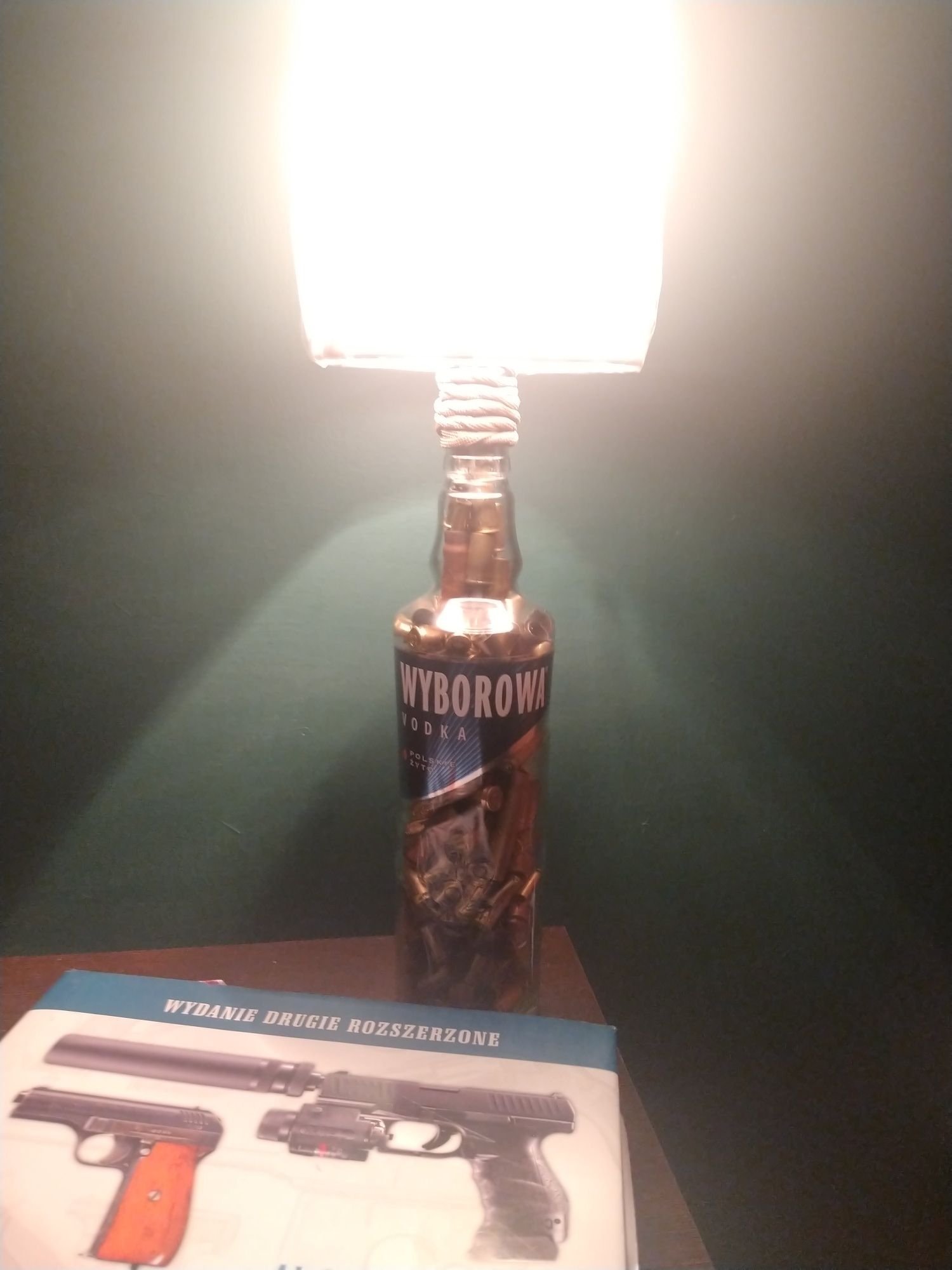 Lampa stojąca/nocna z łusek nabojowych