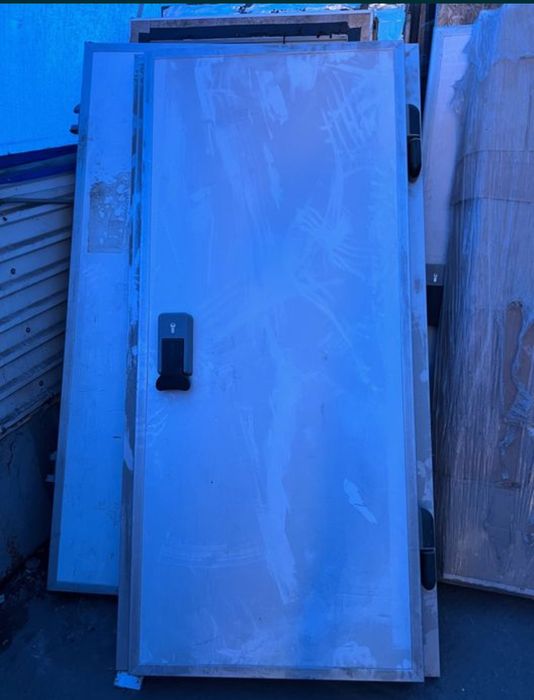 Сендвіч панелі. Двері в холодильну кімнату