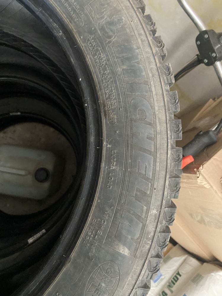 Продам зимову резину 235/55R18