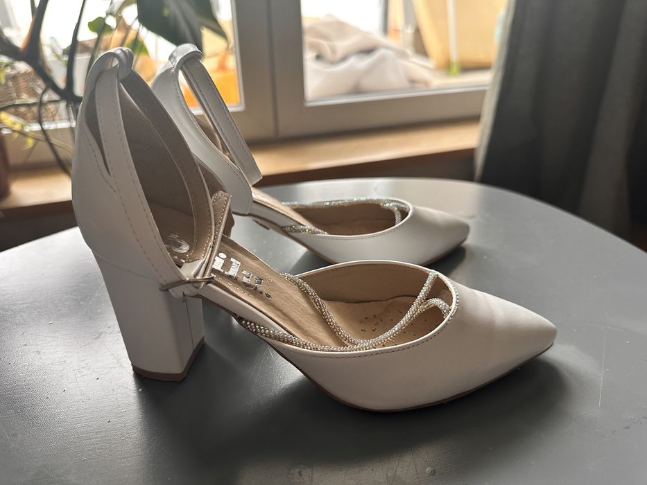 Buty ślubne 36 biała skóra plus cyrkonie Brilu raz ubrane