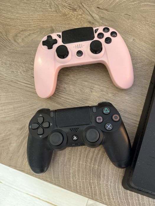 Playstation 4 , 2 pady + gry !