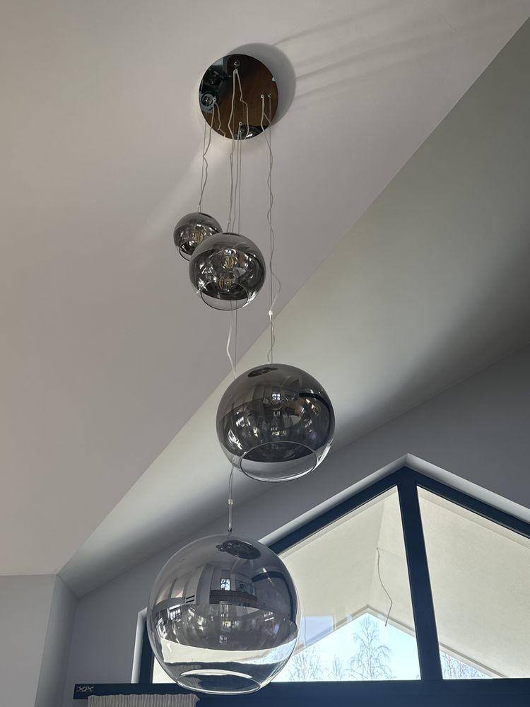 Długa lampa sufitowa