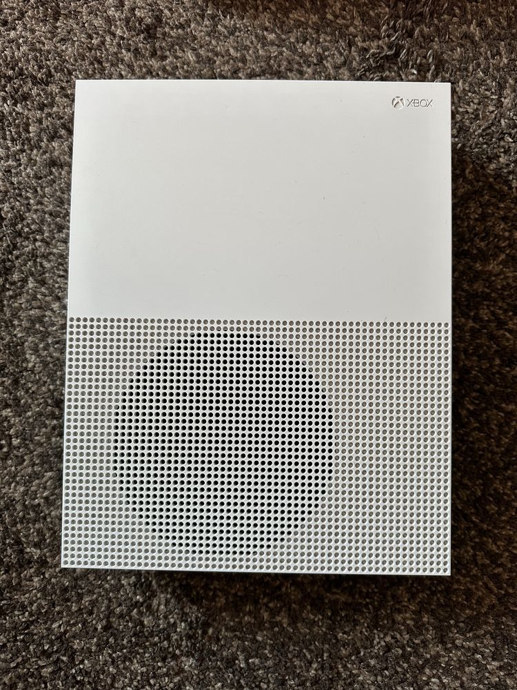 Xbox One S 1 Tb + 2 pady + kinect