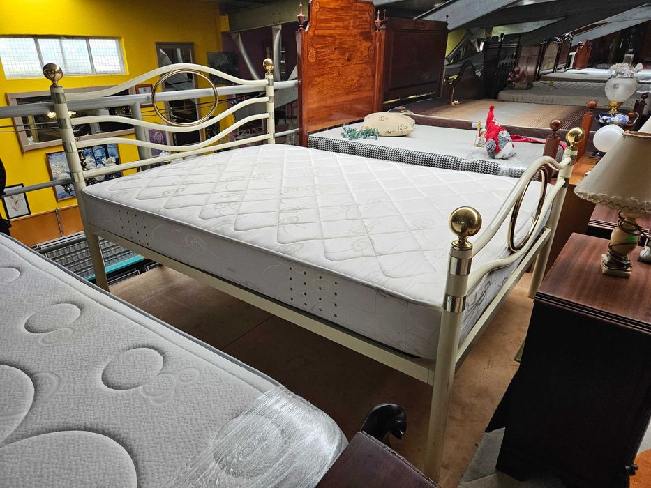 Cama em ferro com estrado e colchão - Bom estado geral