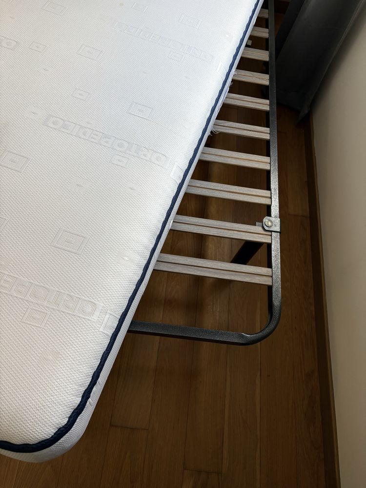 Colchão (1.60m x 2.00m) e estrutura de cama