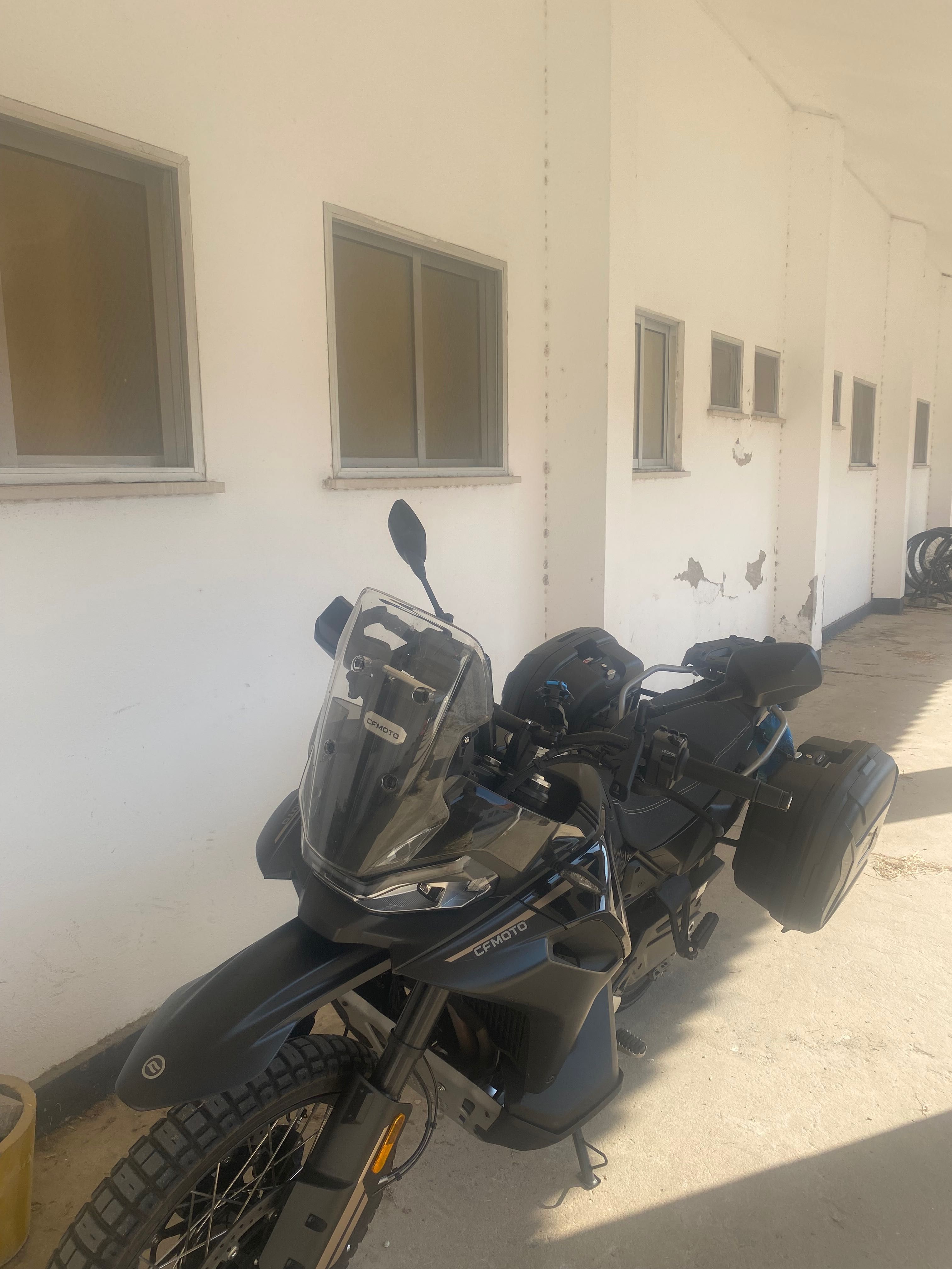 CF Moto 800 MT-X com malas laterais Givi e Top Case Givi
