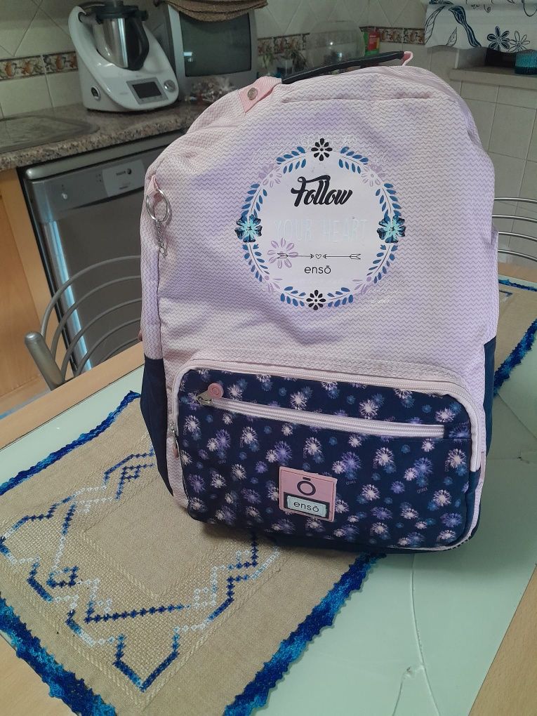 Vendo mochila mais estojo em bom estado