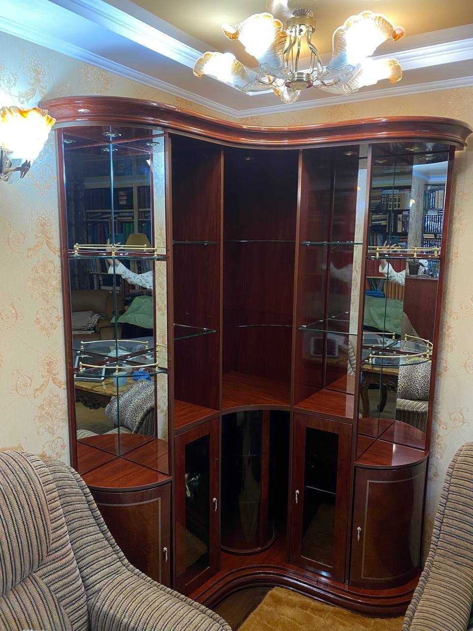 Угловой шкаф для посуды, сервант с подсветкой, шкафчиками и зеркалами
