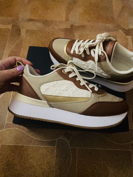 Tommy Hilfiger жіночі шкіряні кросівки monogram runner