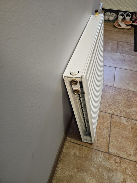 Grzejnik z zaczepami 60 cm. x60 cm. x10 cm. Dolny montaż