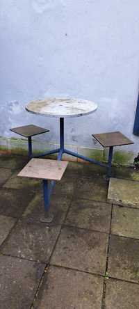 Metalowy stolik 3 krzesła do renowacji vintage
