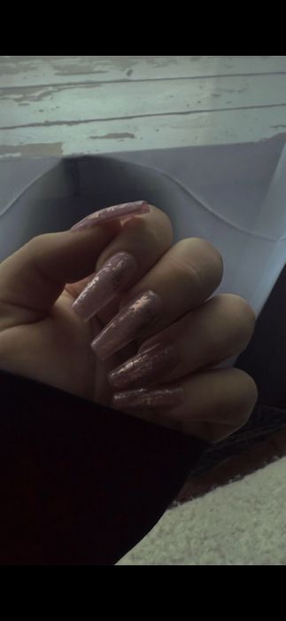 • Manicure hybrydowy • Przedłużenie paznokcii • Henna brwi I rzęsy •