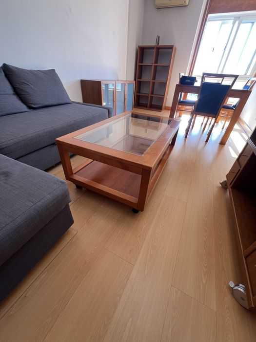 Mesa de centro com tampo de vidro