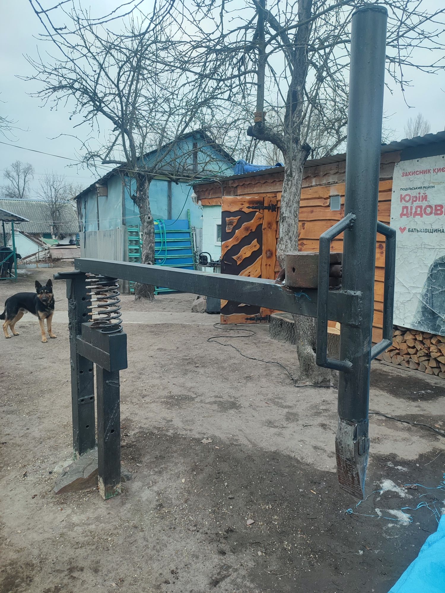 Дровокол колун инерційний.