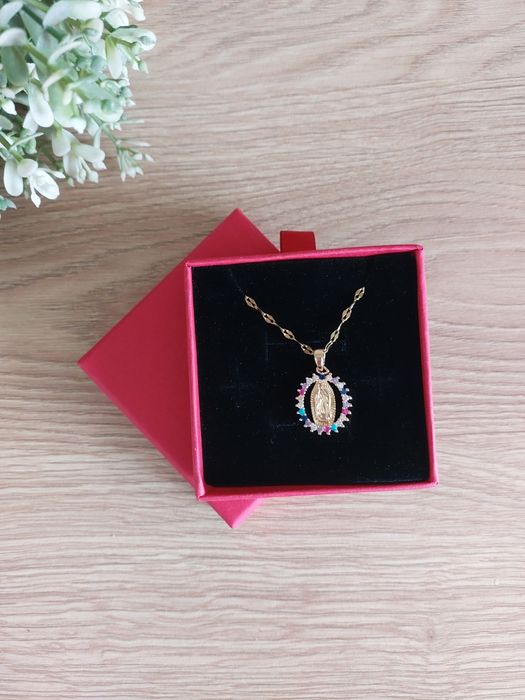 Łańcuszek z medalikiem z Matką Boską + pudełko prezentowe