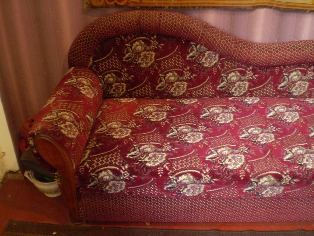 Диван старинный красный в стиле французского барокко рококо и подушки
