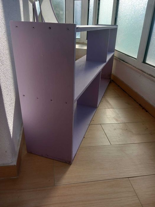 Móvel com prateleiras lilás