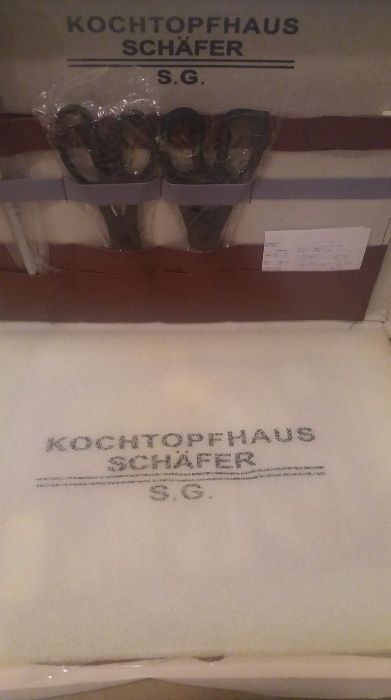 Sztućce w walizce firmy Kochtopfhaus schafer.
