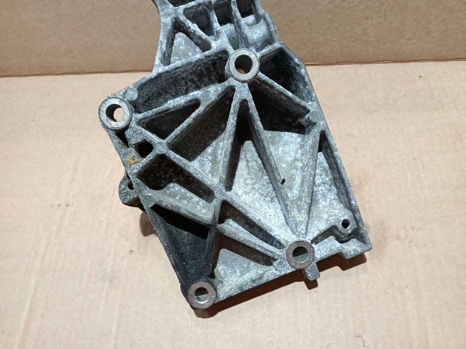 Łapa mocowanie alternatora pompy kompresora 2.0 TDI VW Audi Seat Skoda