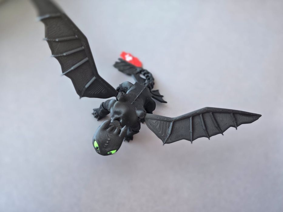 Figurka Szczerbatek – Ruchoma z Odczepianymi Skrzydłami i Świecącymi O