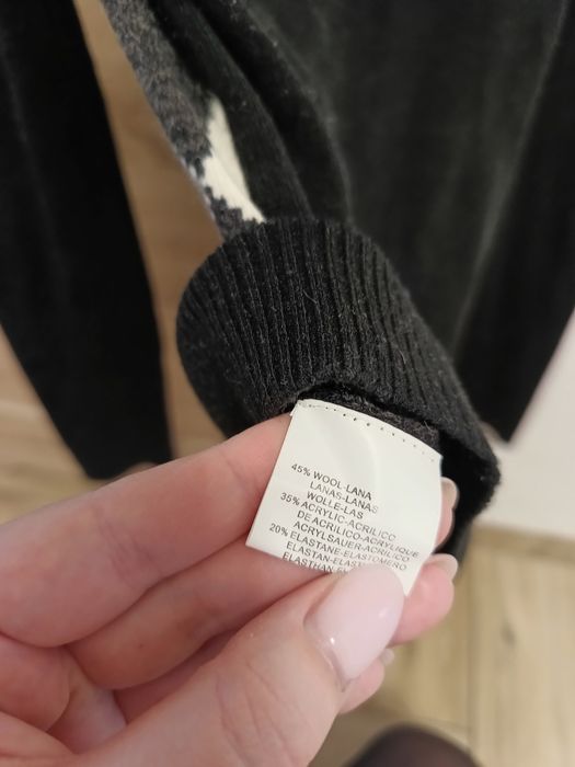 Damski wełniany sweterek w romby geometryczny wzór biała koszula M/L