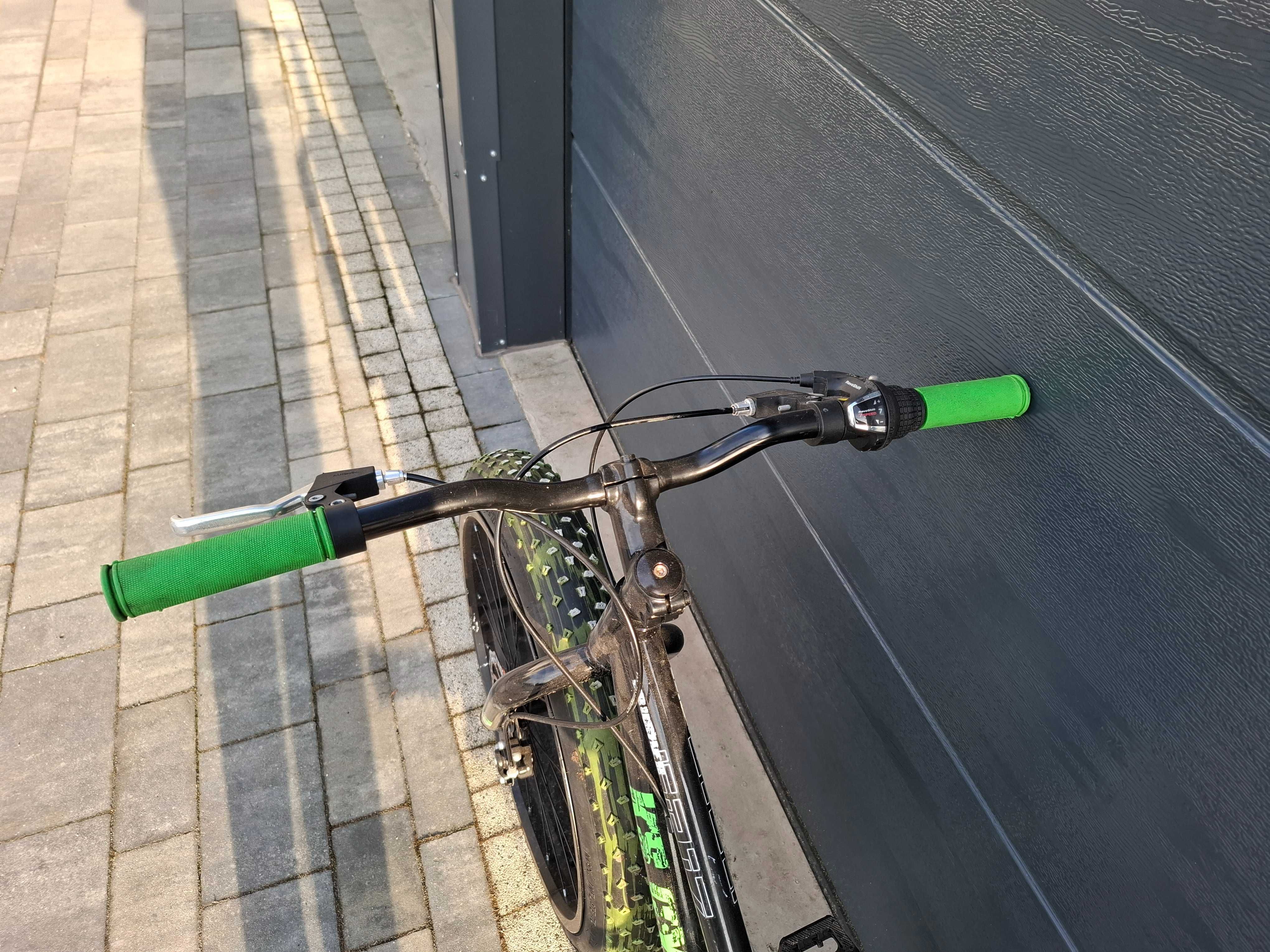 Rower na grubych oponach z przerzutkami