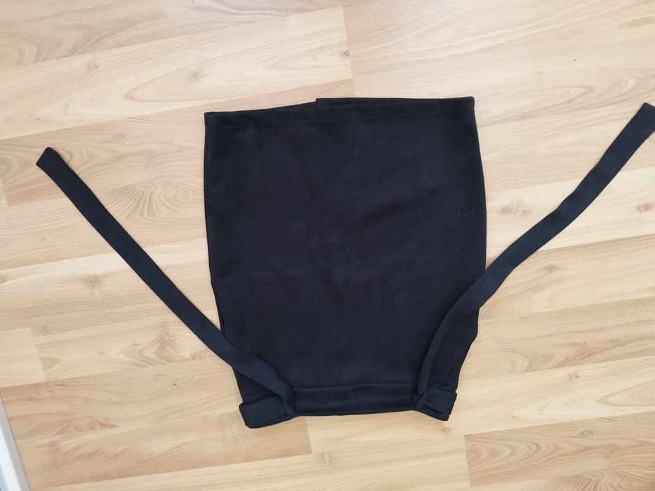 Czarna spódniczka mini.