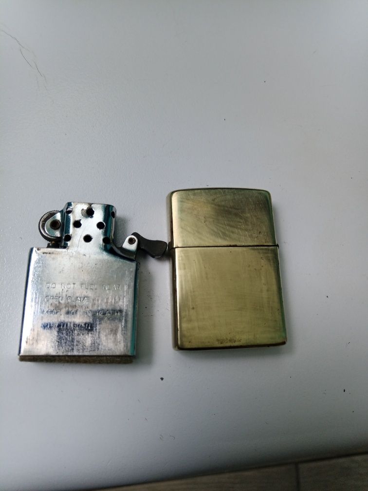 Продам бронзову зажигалку zippo