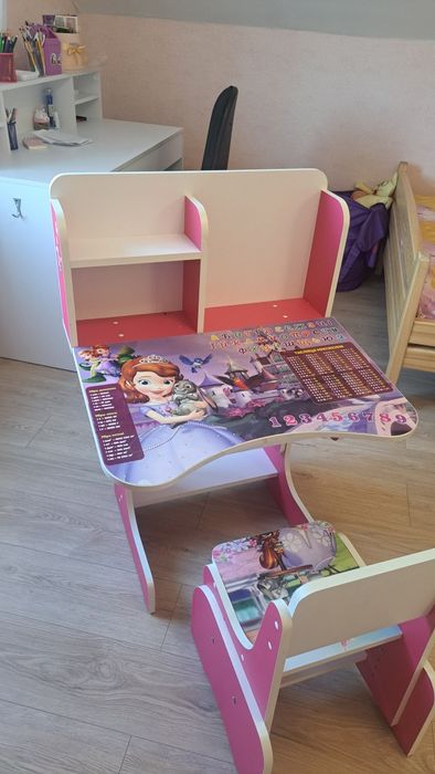 Дитяча парта.З регулюванням.