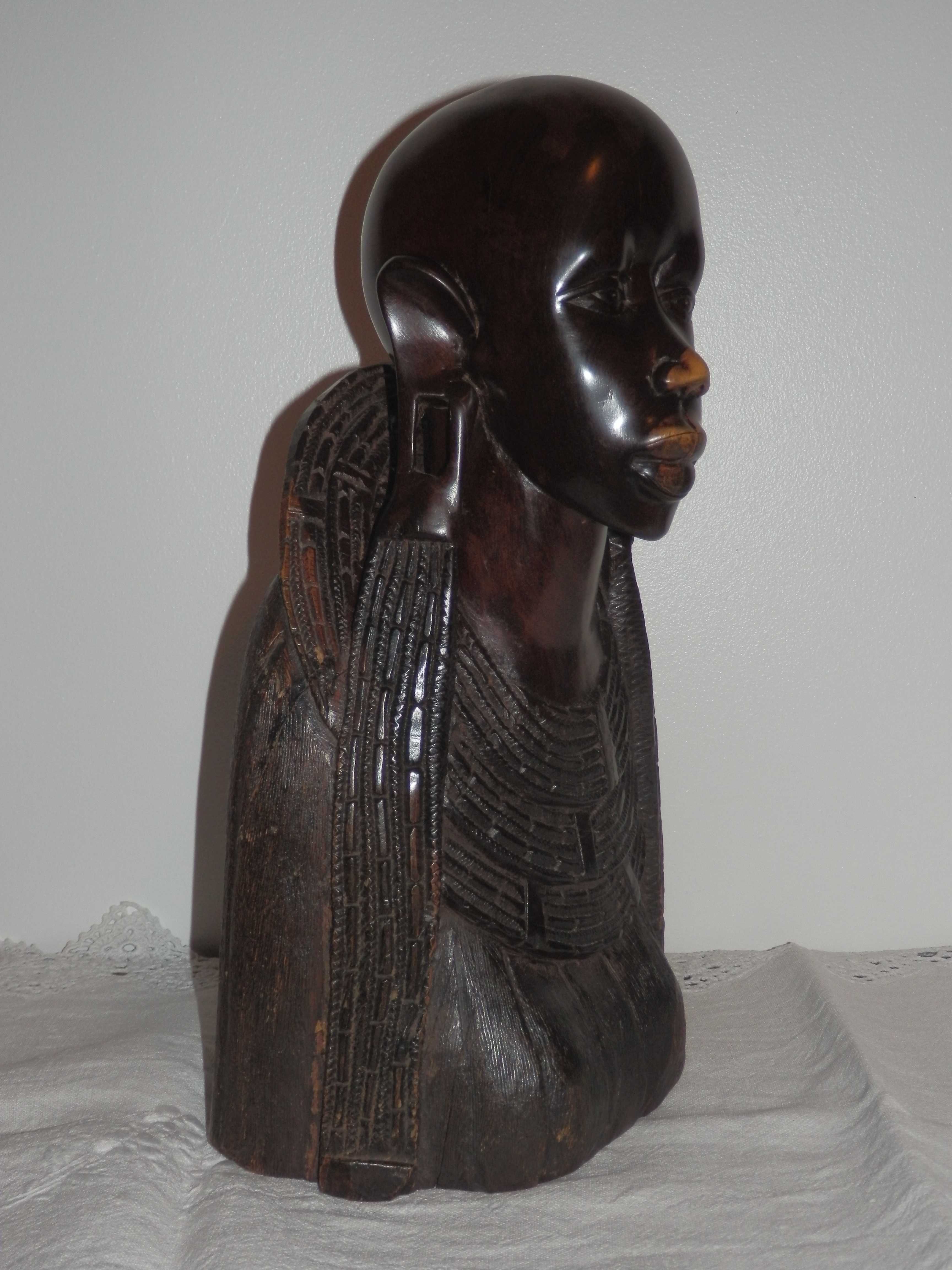 Busto de mulher em ébano