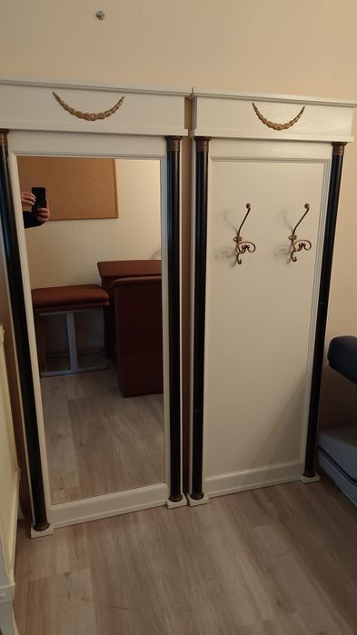 Lustro i wieszak w stylu empire.