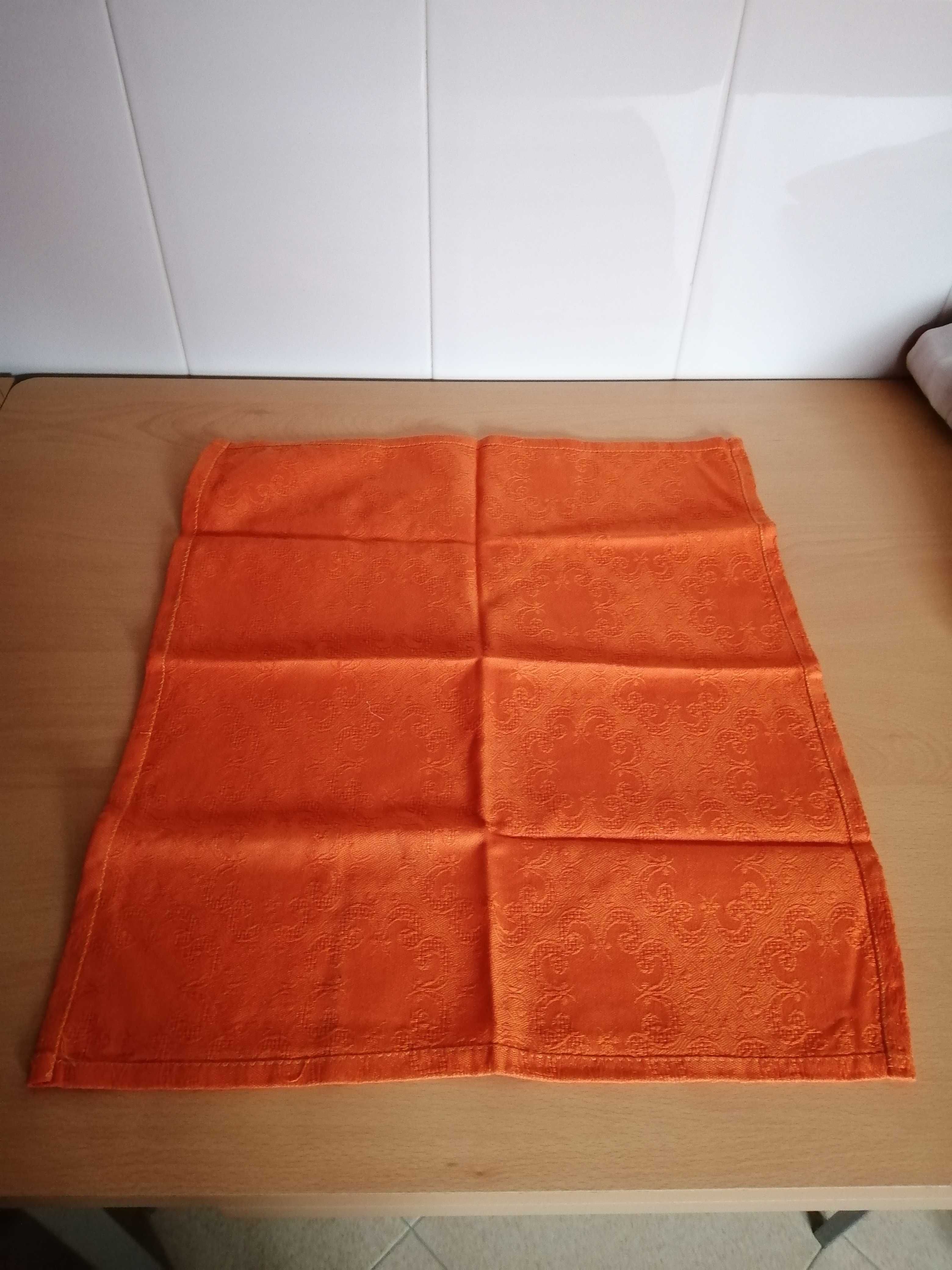 Guardanapos em tecido cor de laranja