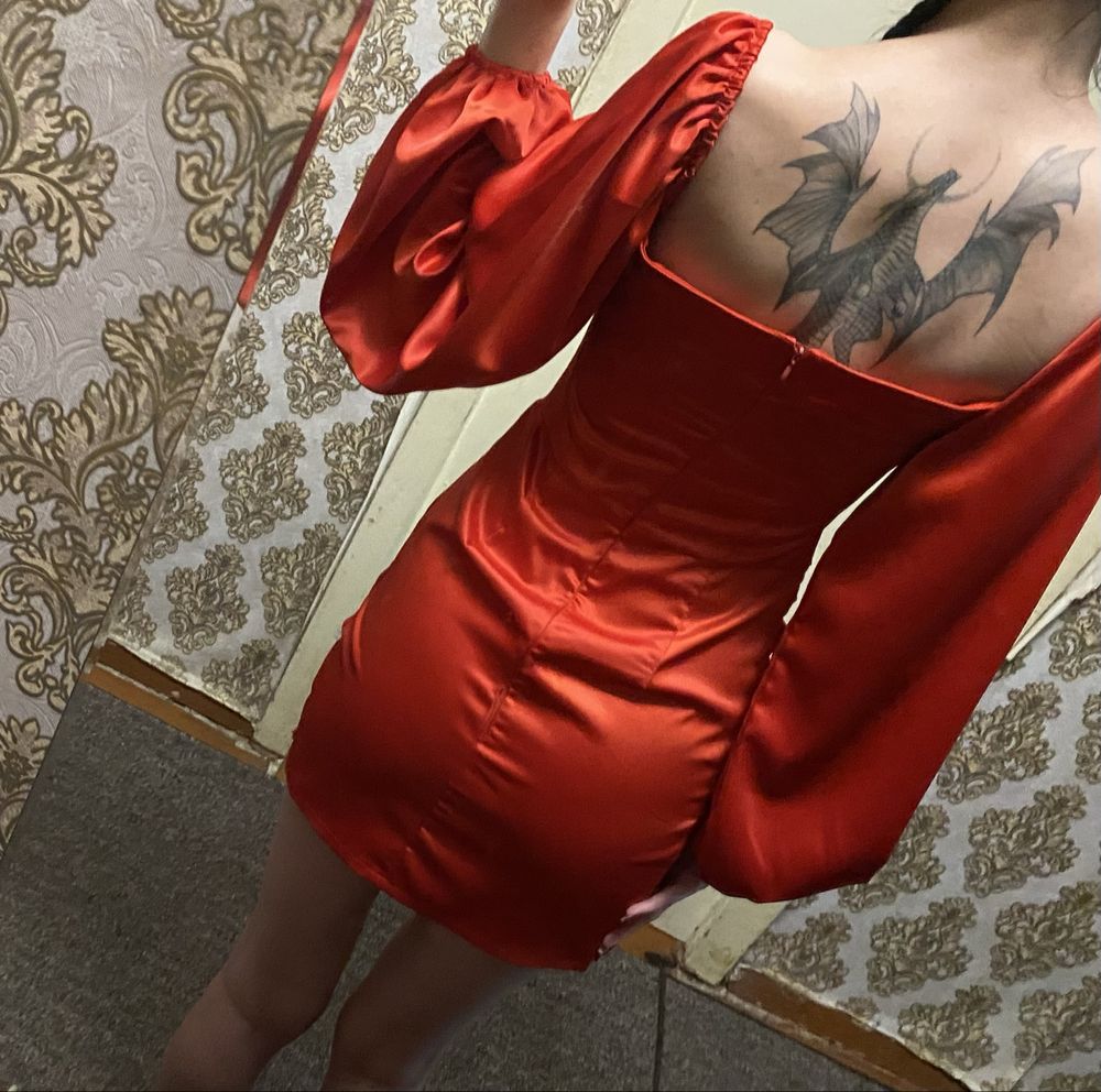 Сукня атласна червнона (на фото беж )