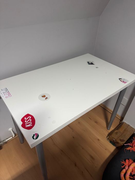 Biurko z regulowanymi nogami