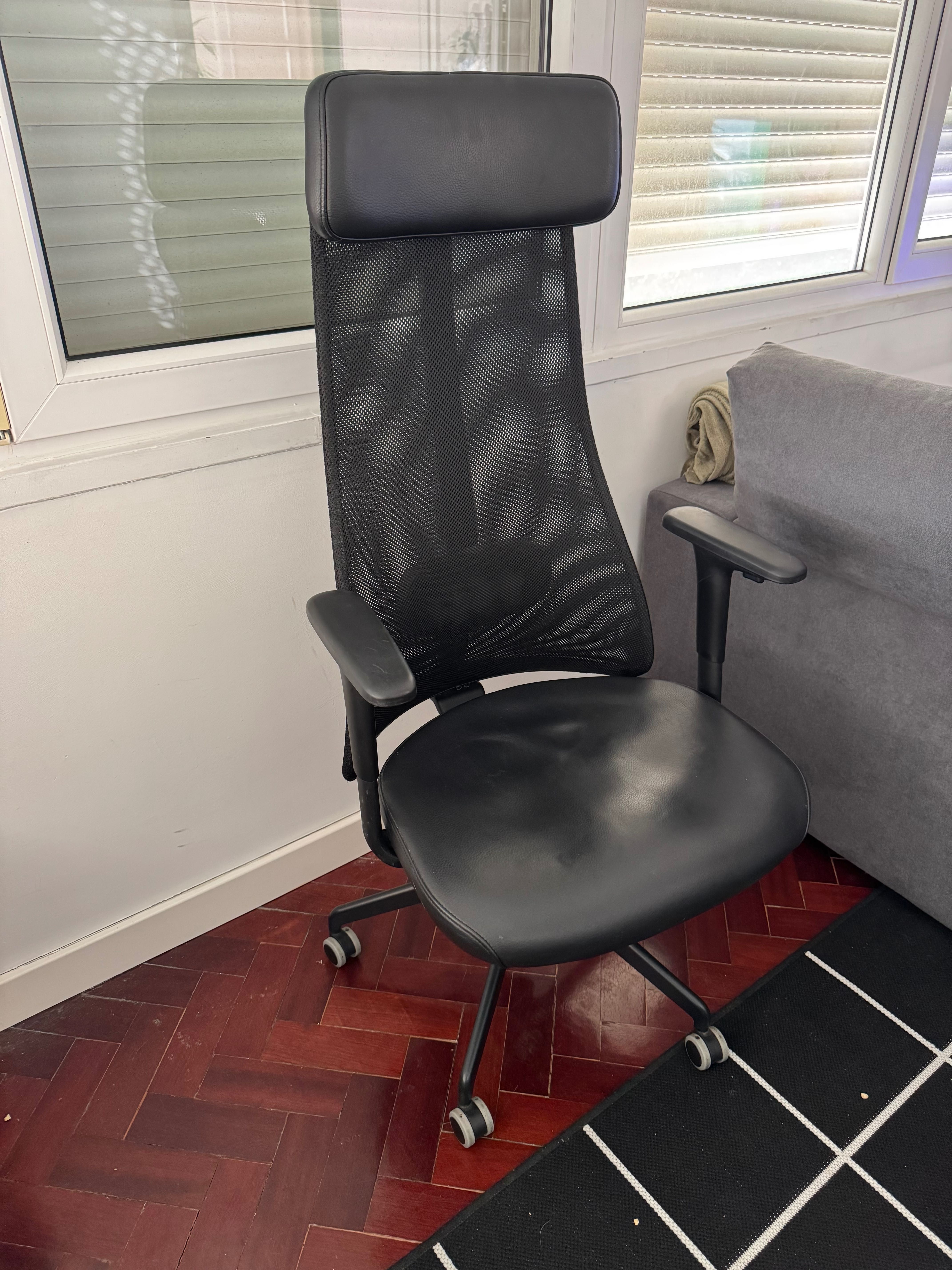 Cadeira de Escritório IKEA JÄRVFJÄLLET – preta, ergonómica e ajustável