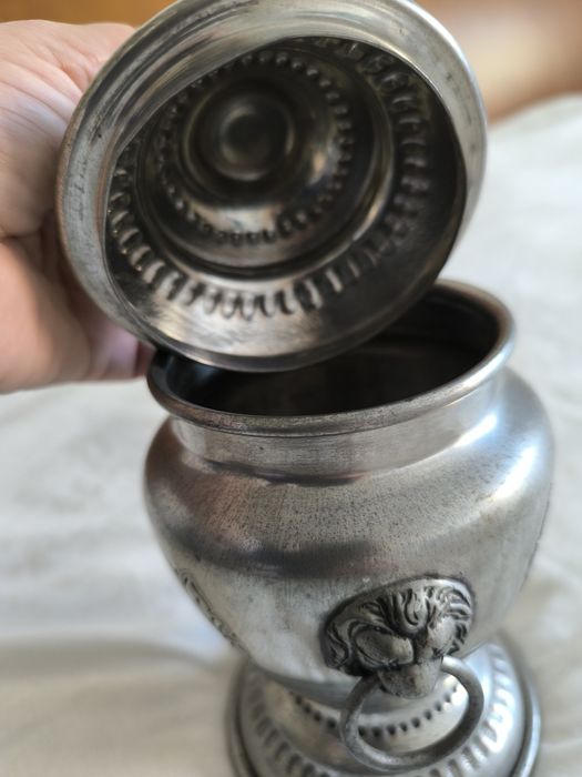 Pote em estanho J.S.I.