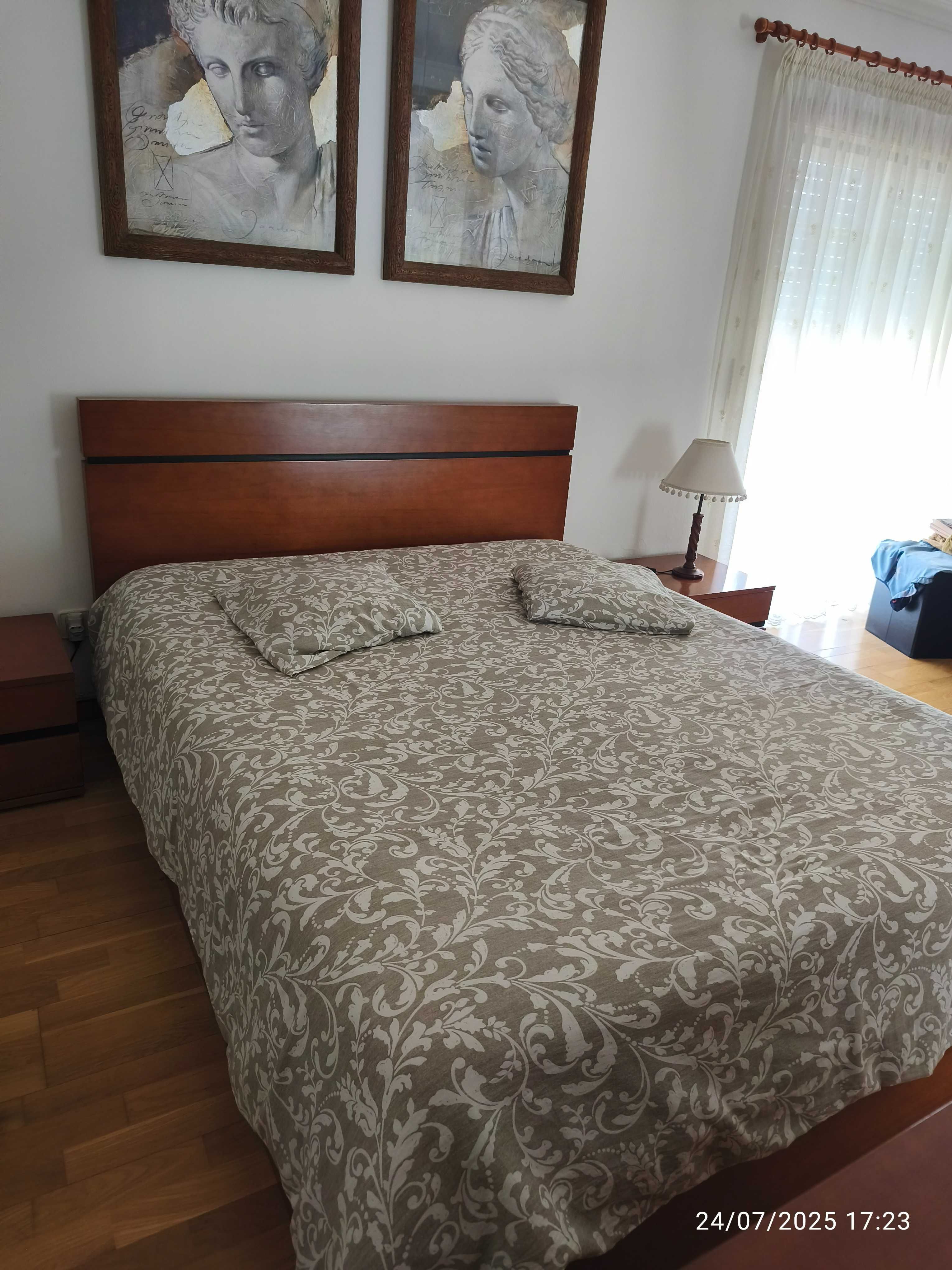 Cama elevatória em cerejeira + colchão + 2 mesas cabeceira