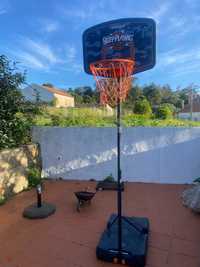 Cesta de basquetebol com suporte