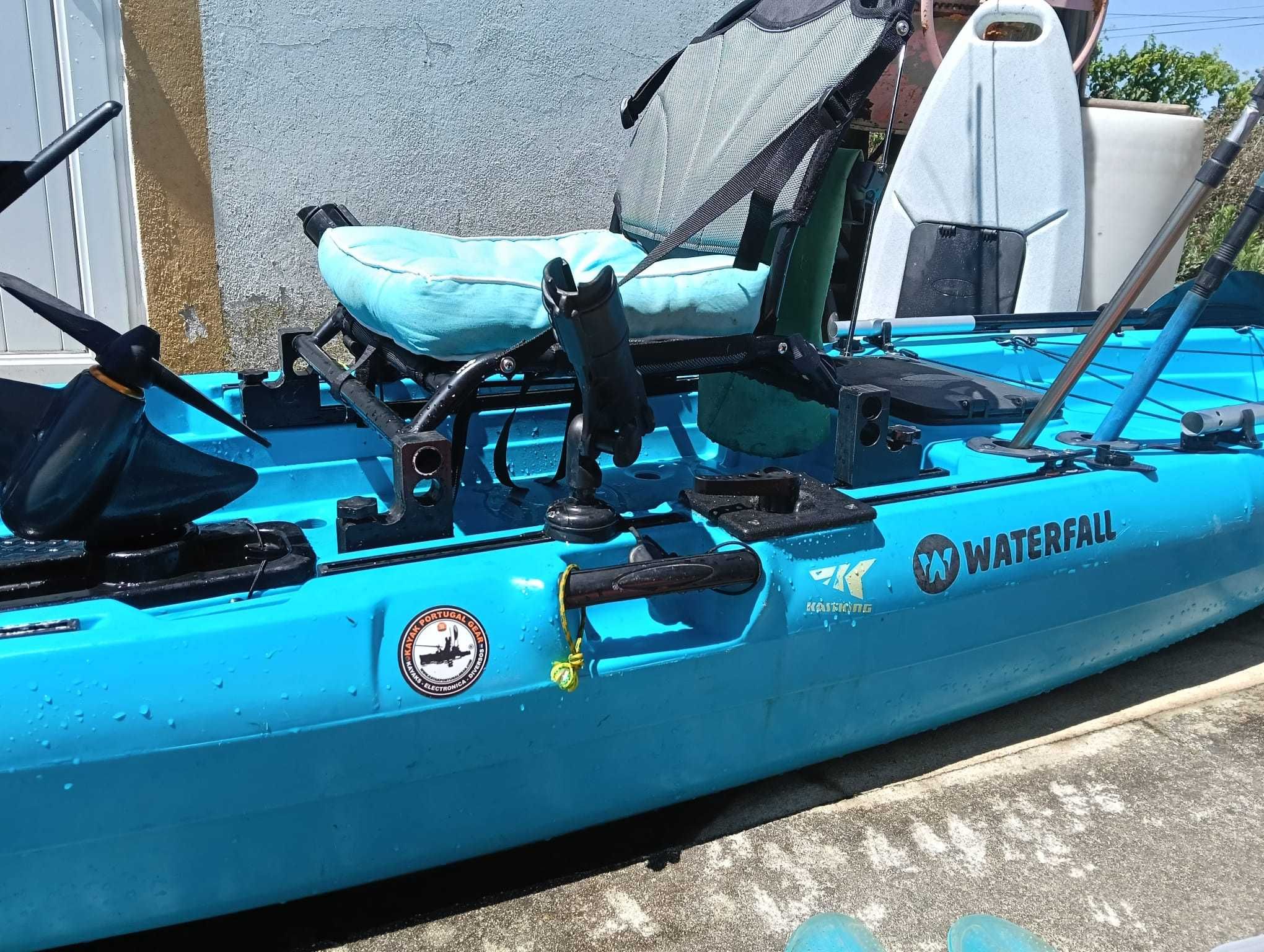 Kayak de pesca a pedais em excelente estado
