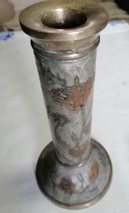 Castiçal vintage em bronze florido.